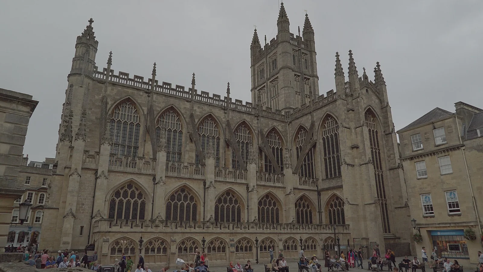 La façade de l’abbaye de Bath, vue depuis les abords des thermes romains.