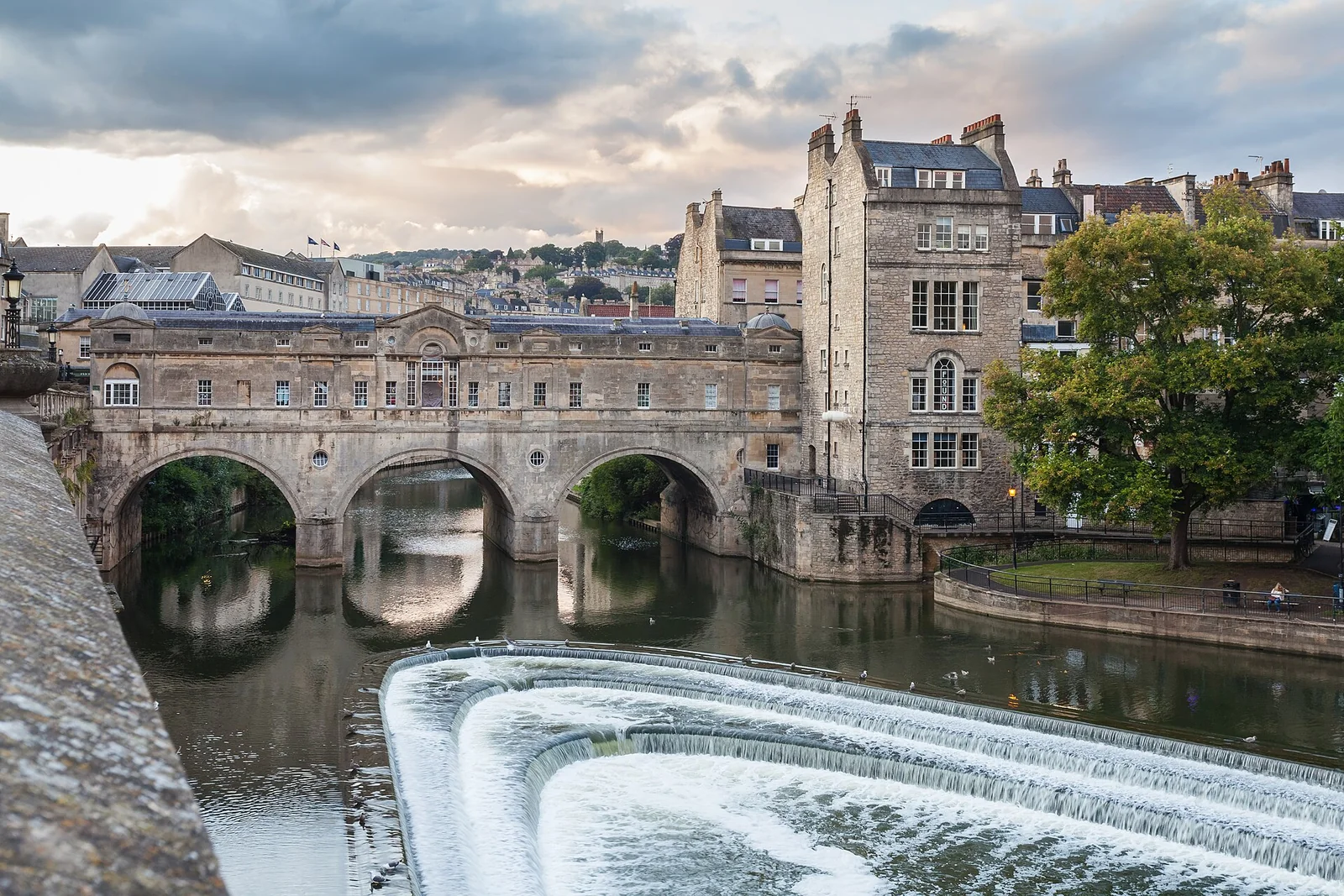 Pulteney Bridge et le déversoir de l’Avon à Bath.