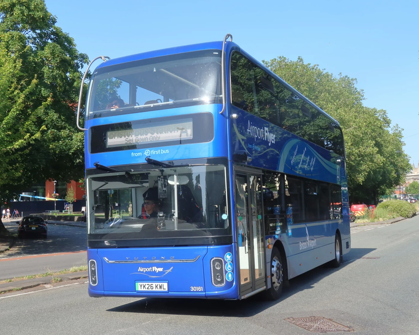 Un bus bleu Airport Flyer A1 dans les rues de Bristol, photographié en juin 2026.