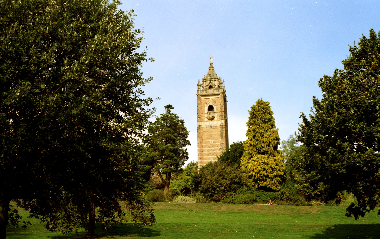 Cabot Tower au-dessus des arbres de Brandon Hill à Bristol.