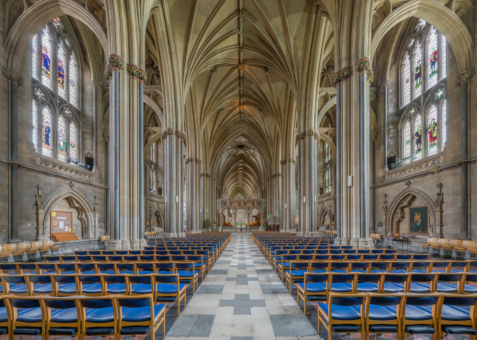 Nef de la cathédrale de Bristol vue vers l’est, avec ses hautes voûtes et ses rangées de sièges.