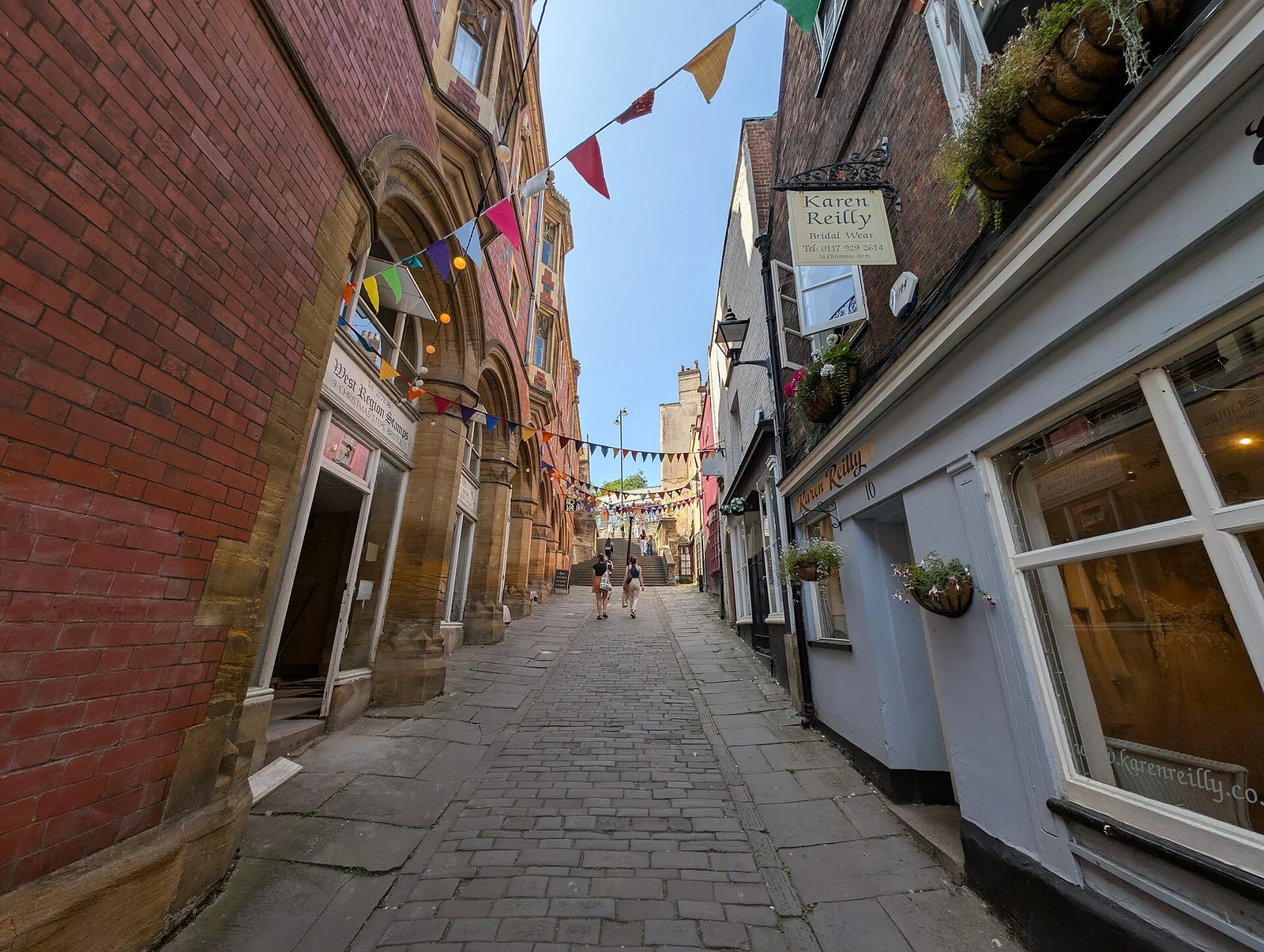 Les marches de Christmas Steps et les façades de la rue à Bristol.