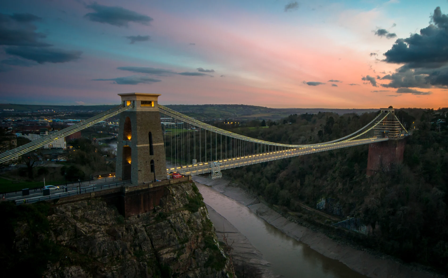 Le pont suspendu de Clifton au-dessus des gorges de l’Avon, au crépuscule.