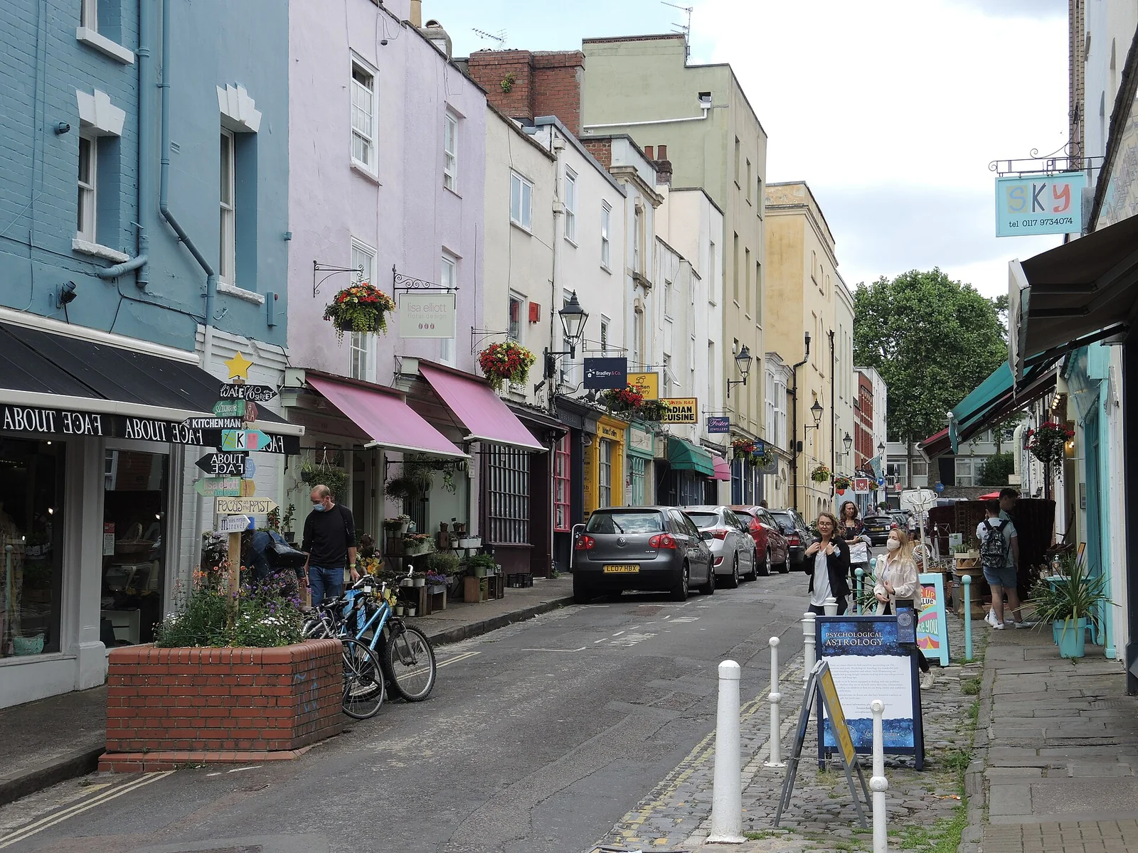 Les commerces et les terrasses de Clifton Village à Bristol.