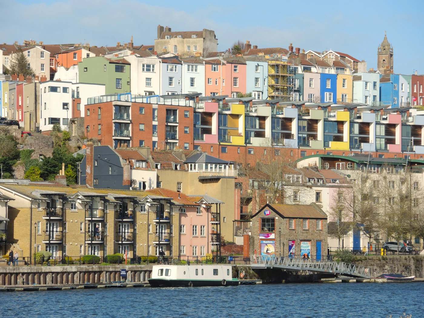 Maisons colorées au-dessus des quais de Bristol, photographiées en mars 2026.