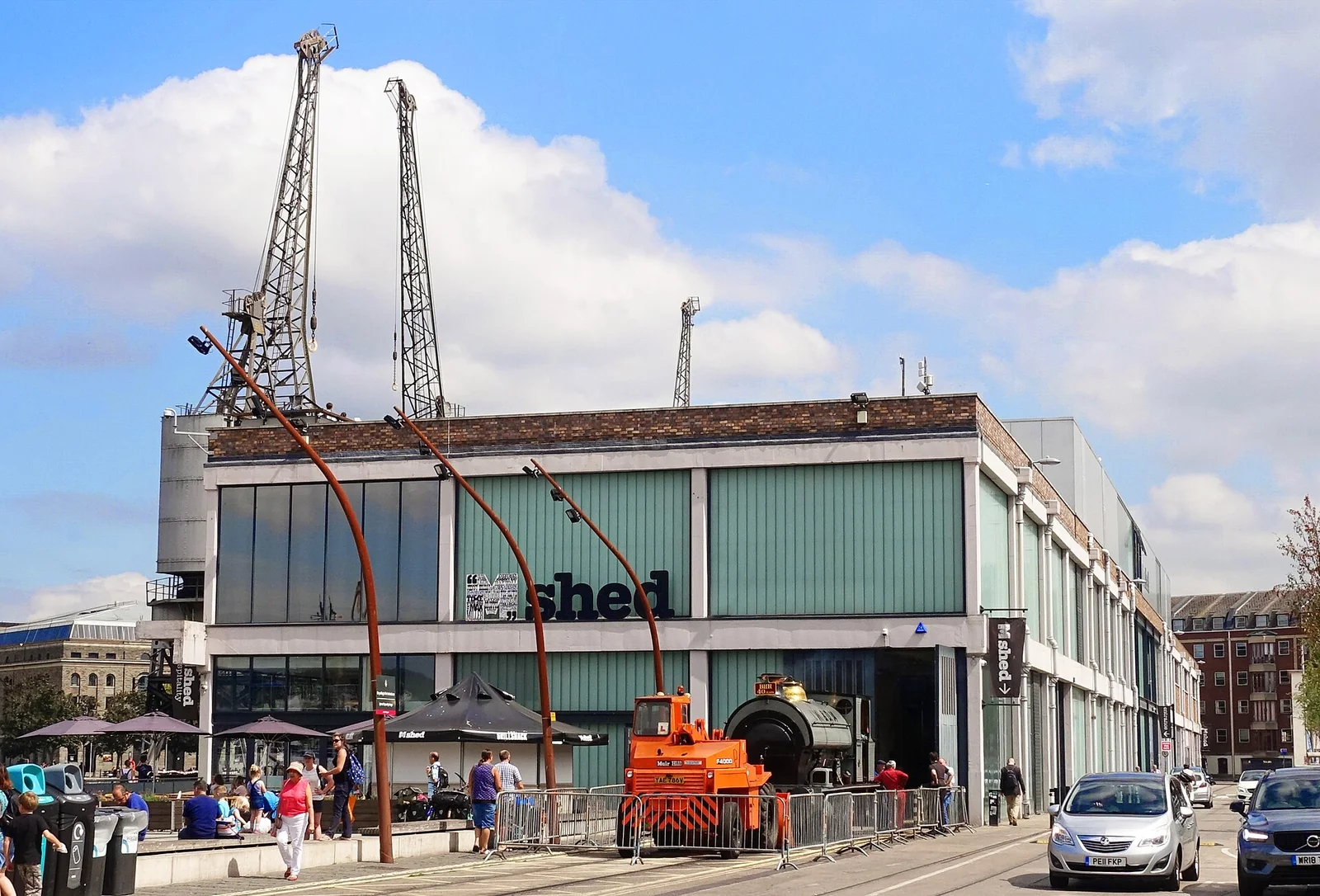 Le bâtiment de M Shed et les quais du port de Bristol.
