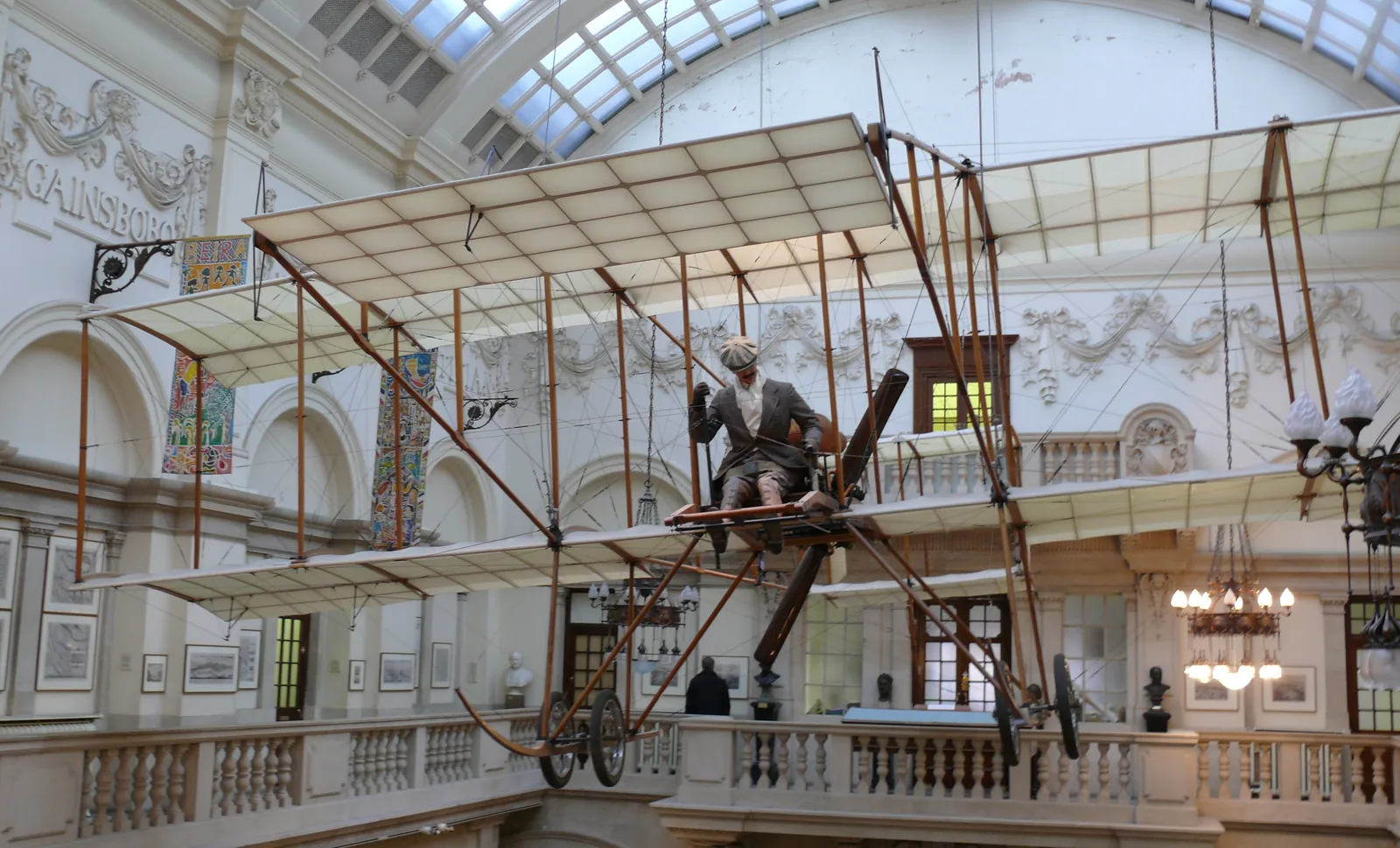 Réplique du Bristol Boxkite suspendue dans le grand hall de Bristol Museum & Art Gallery.