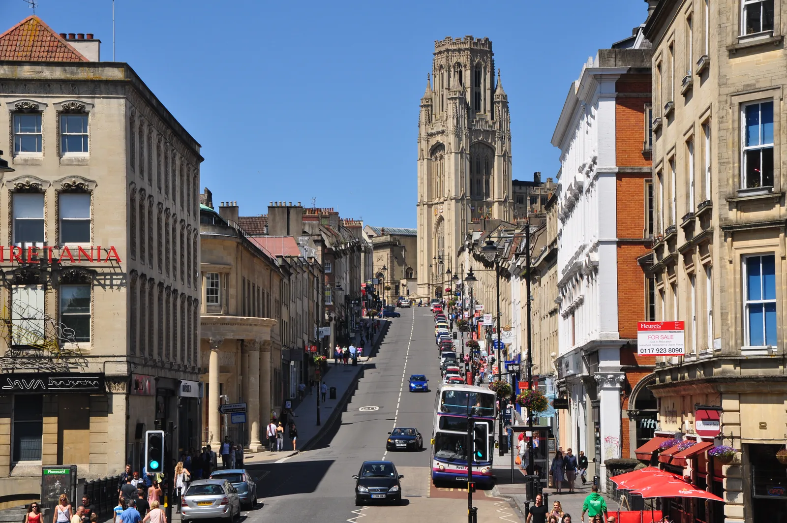 Park Street en montée vers la tour du Wills Memorial Building à Bristol.