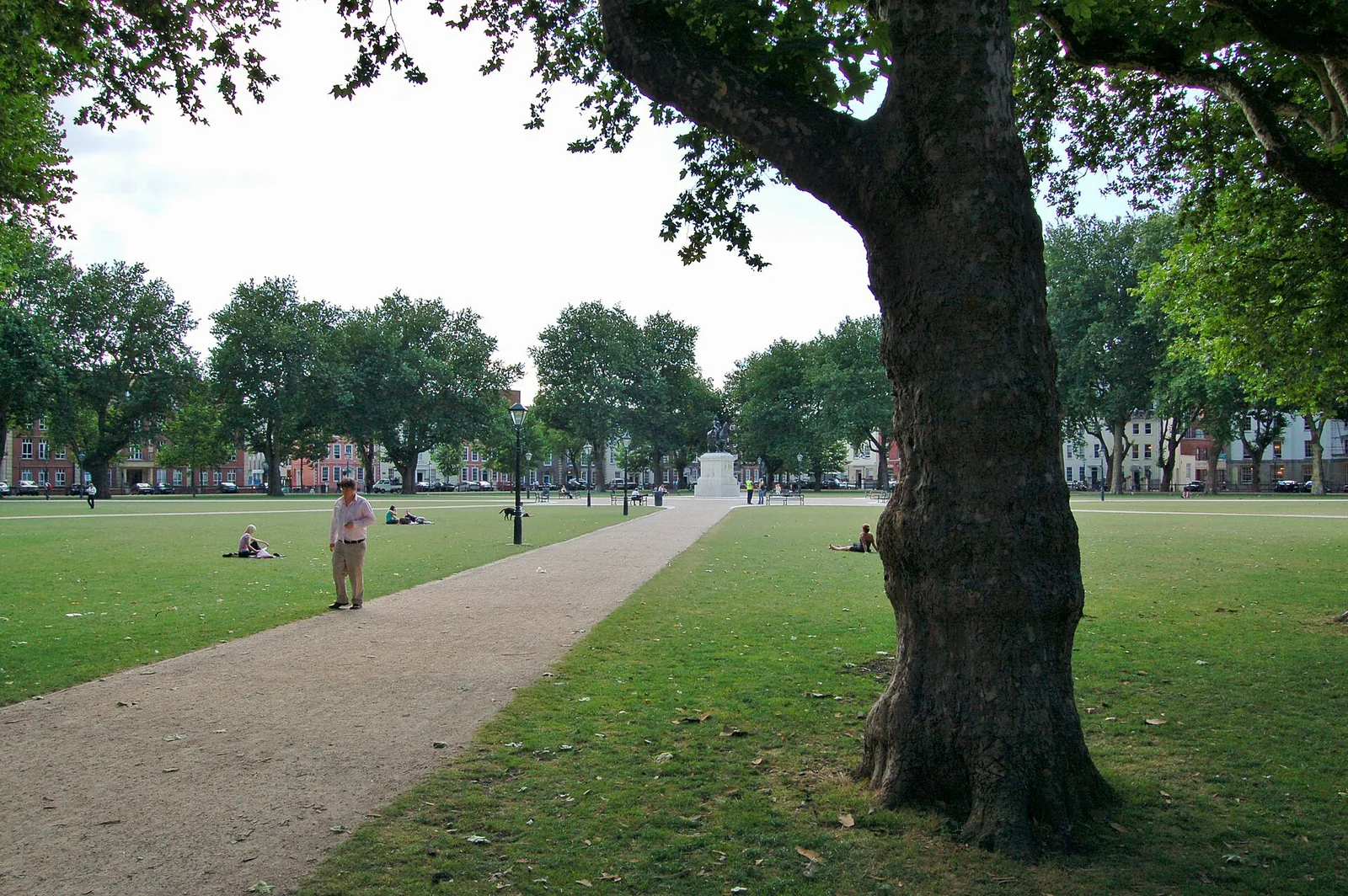 Les arbres, les pelouses et les façades de Queen Square à Bristol.
