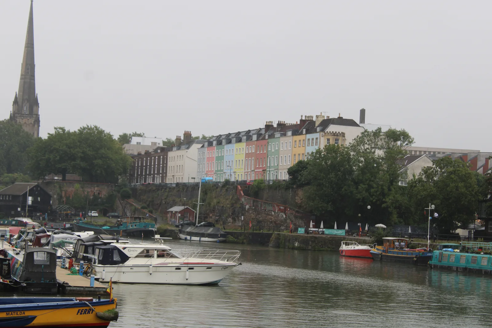 Maisons colorées de Redcliffe Parade West et bateaux, photographiés depuis Prince Street Bridge.