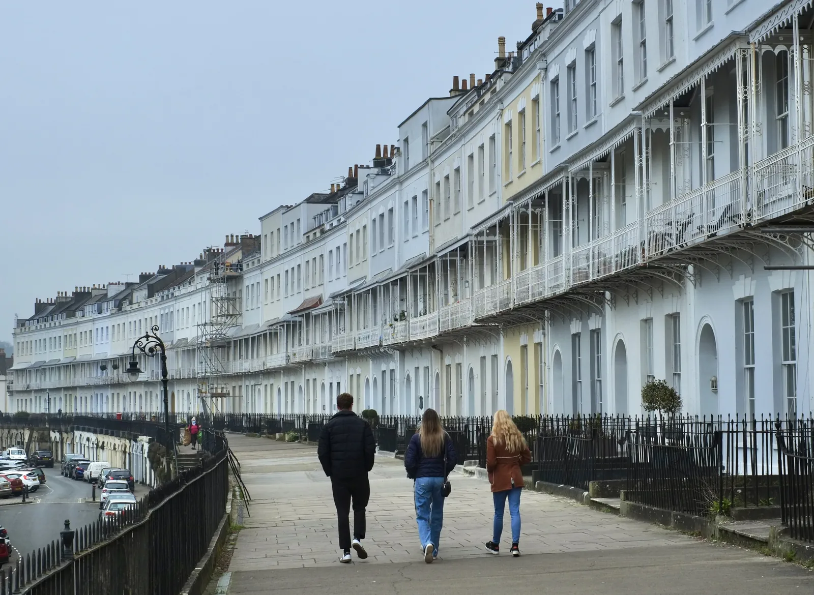 Façades et balcons de Royal York Crescent, à Clifton, le long d’une promenade piétonne.