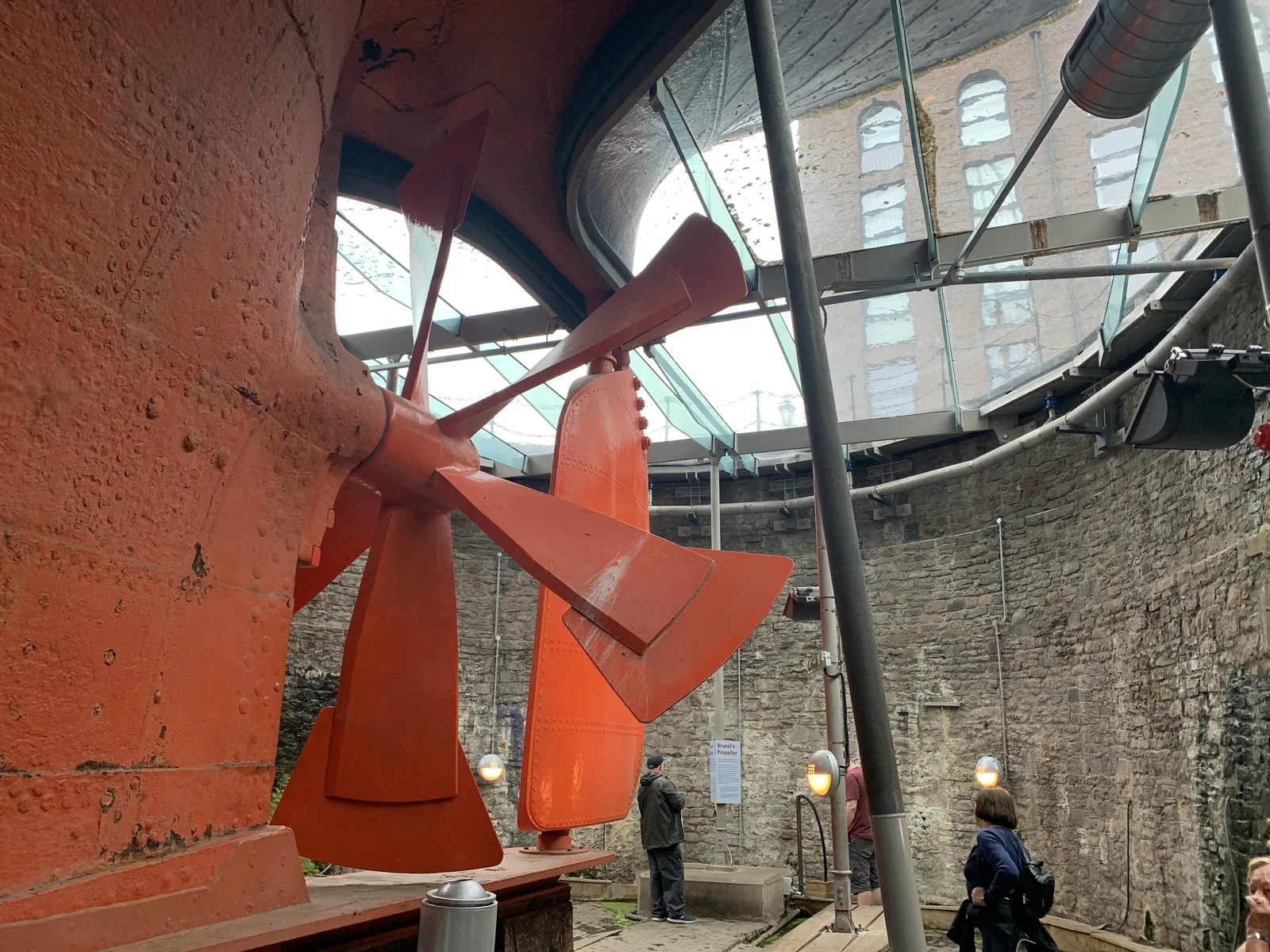 Hélice du SS Great Britain vue depuis la cale sèche, sous la verrière.