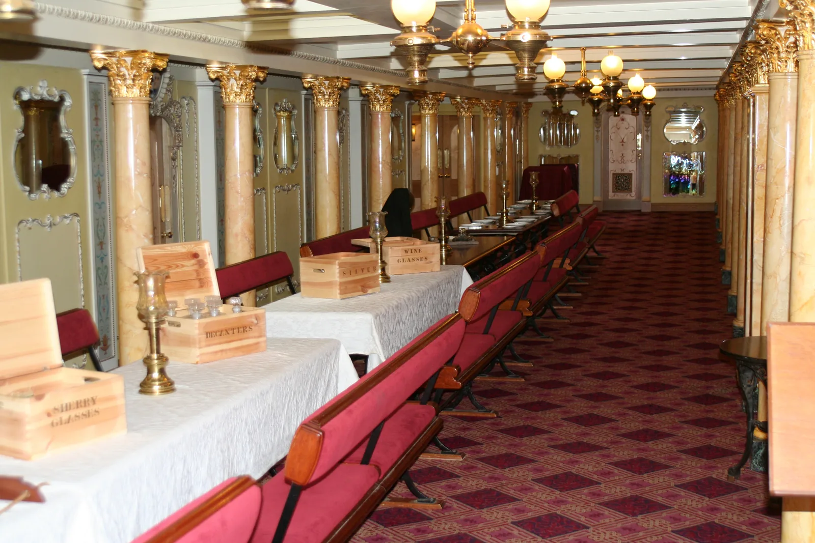 Longue table et fauteuils de la salle à manger de première classe du SS Great Britain.