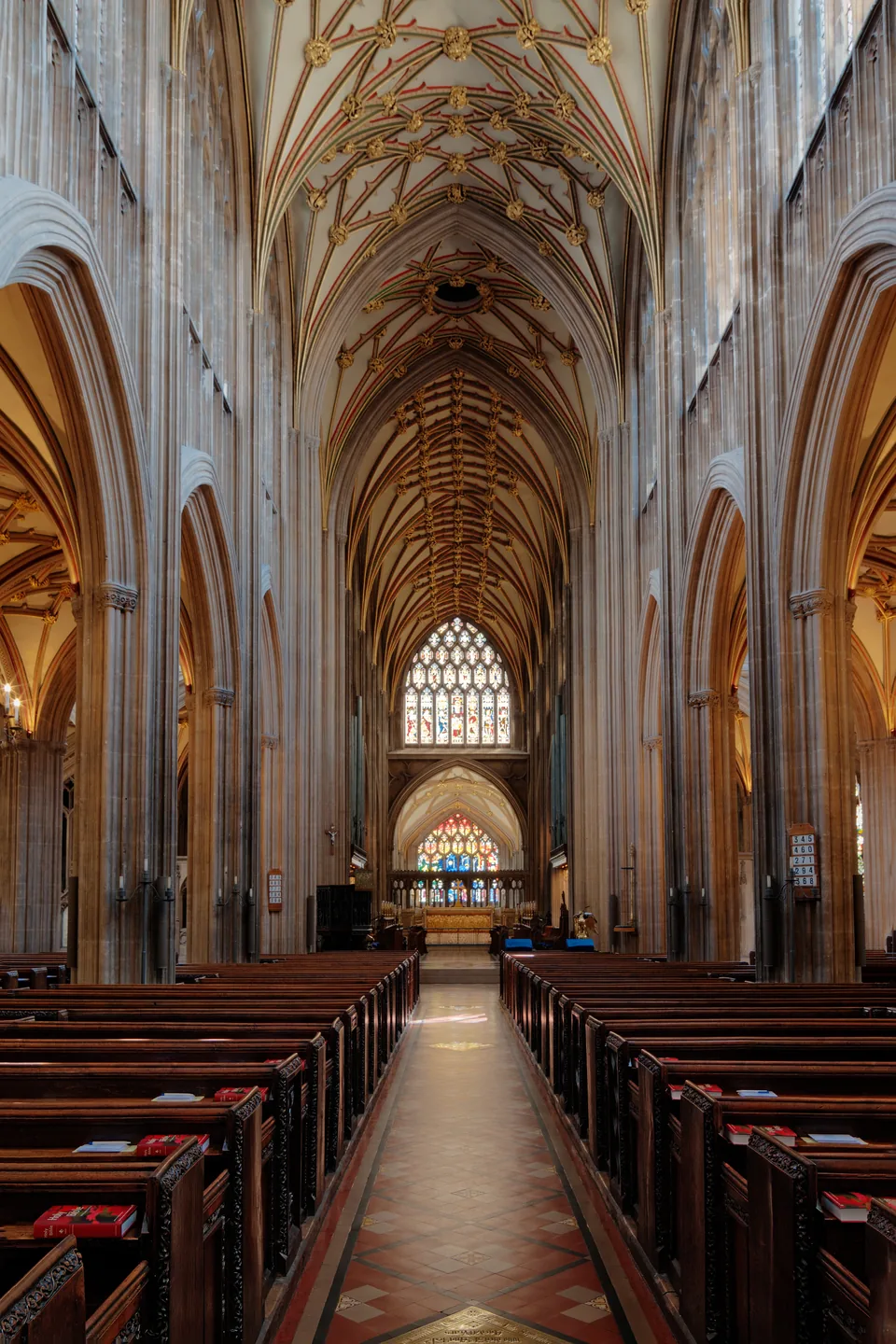 Allée centrale et voûtes de l’église St Mary Redcliffe photographiées en format vertical.
