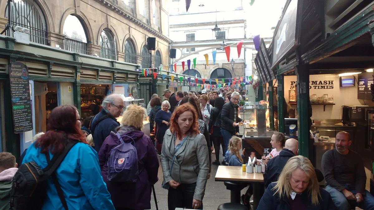 L’allée couverte et les étals du marché St Nicholas à Bristol.