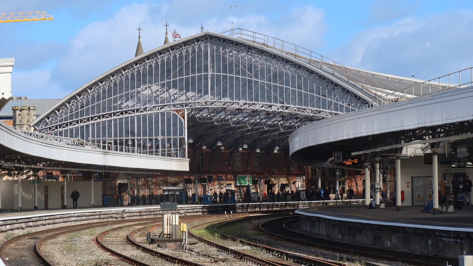 Quais et verrière rénovée de la gare de Bristol Temple Meads, vus depuis l’ouest.