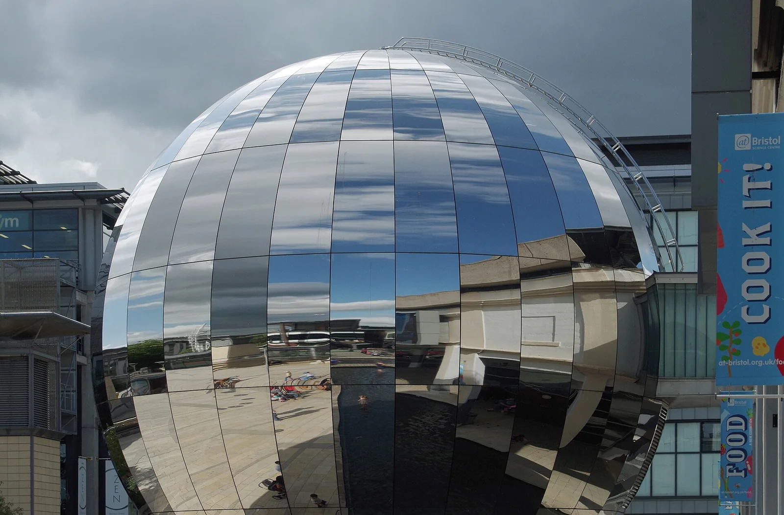 Millennium Square et le bâtiment de We The Curious à Bristol.